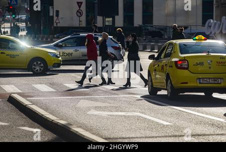 Bukarest, Rumänien - 04. Januar 2022: Fußgänger überqueren die Straße auf der Victory Avenue in Bukarest, Rumänien. Stockfoto