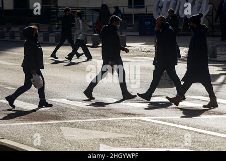 Bukarest, Rumänien - 04. Januar 2022: Fußgänger überqueren die Straße auf der Victory Avenue in Bukarest, Rumänien. Stockfoto