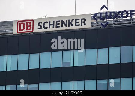 Bukarest, Rumänien - 12. Januar 2022: Das Logo des deutschen multinationalen Logistikunternehmens DB Schenker ist auf der Oberseite eines Gebäudes in B zu sehen Stockfoto