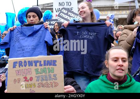 London, Großbritannien, 22nd. Januar 2022. Mitarbeiter des nationalen Gesundheitsdienstes, die von der Kampagnengruppe NHS100K unterstützt wurden, nahmen an der Kundgebung für medizinische Freiheit Teil. Bis zu 100.000 nicht geimpfte Mitarbeiter müssen bis April 1st entlassen werden, es sei denn, sie stimmen zu, die erste Dosis des Impfstoffs bis spätestens 3rd. Februar einzunehmen. Kredit: Elfte Stunde Fotografie/Alamy Live Nachrichten Stockfoto