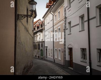 Bild einer typischen Straße aus dem Stadtzentrum von Ljubljana, Slowenien, bei der Catstle. Studentovska ulicastreet ist eine enge gepflasterte Fußgängerzone Stockfoto