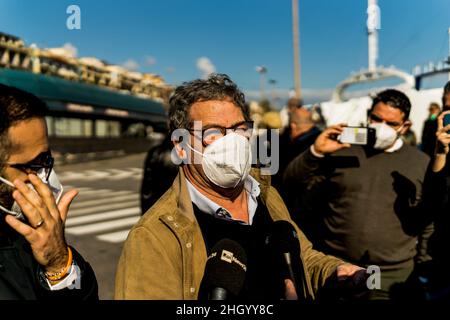 Messina, Sizilien, Italien. 18th Januar 2022. Messina, Italien. 18. Januar 2022. Der Bürgermeister von Messina cateno De Luca protestiert gegen den Super Green Pass, der per Regierungserlass in Kraft getreten ist, weil er die territoriale Kontinuität Italiens blockiert. Der Bürgermeister besetzte friedlich einen Platz an der Werft Rada San Francesco, um einen Fehler zu beleuchten, der im Dekret gefunden wurde, nachdem er das Problem mehrmals an die Zentralregierung in Rom gemeldet hatte. De Luca zeltete mit seinem Zelt, ohne die Ausschiffung und das Einsteigen von Pendlern mit einem super grünen Pass zu behindern, die regelmäßig cro Stockfoto