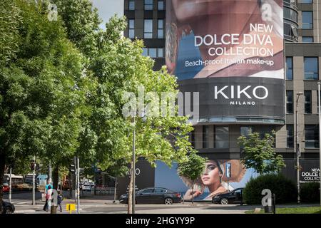 Bild eines Schildes mit dem Logo von Kiko auf ihrem Laden in Belgrad. Kiko Milano ist ein italienisches Luxus-Hautpflege-, Kosmetik- und Parfüm-Unternehmen, das in der Stockfoto