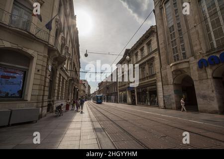 Bild einer Zagreber Straßenbahn, Crotram TMK 2200 auf der straße ilica ulica. Das Zagrebacki elektricni tramvaj (ZET) betriebene Straßenbahnnetz in Zagreb besteht aus einem öffentlichen Nahverkehrsnetz Stockfoto