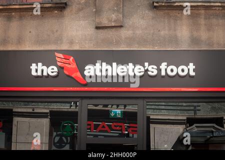 Bild eines Schildes mit dem Fußlogo der Athelte auf ihrem Geschäft in einer Straße von Ljubljana. Der Athlete's Foot ist ein globaler Händler von sportlich inspirierten Stockfoto