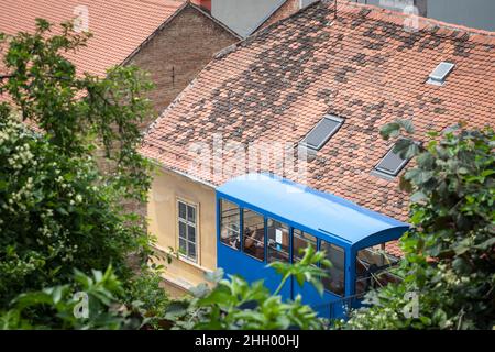 Bild der Zagreb Funicular, oder zagrebacka uspinjaca, im Sommer. Die Seilbahn Zagreb Funicular oder Zagrebačka uspinjača ist die Standseilbahn in Zagreb, Kroatien, Stockfoto