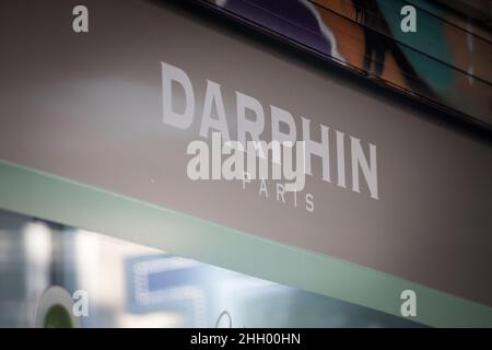Bild eines Schildes mit dem Logo von Darphin auf ihrem Laden in Belgrad. Darphin ist ein französisches Luxus-Hautpflege-, Kosmetik- und Parfümunternehmen, das
