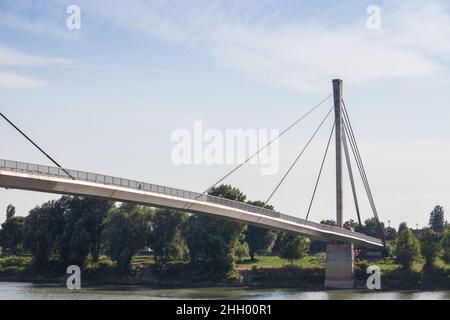 Bild einer Hängebrücke in der Stadt Sremska Mitrovica, im Norden Serbiens, die den Fluss Sava überquert Stockfoto