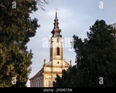 Bild des Turms der serbischen Kirche, in Banatsko Novo Selo, Serbien, zeigt die Zeit an. Banatsko Novo Selo ist eine Stadt im Süden von Banat Stockfoto