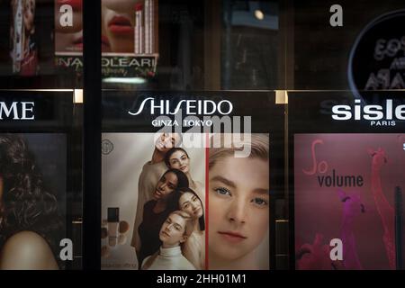 Bild eines Schildes mit dem Logo von Shiseido und Produkten zum Verkauf bei einem Einzelhändler in Belgrad. Shiseido Company, Limited ist ein japanischer multinationaler Konzern Stockfoto