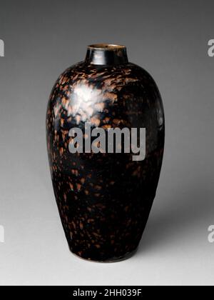 Flasche in Meiping-Form mit „Tortoiseshell“ Glaze 14th Century China eine von vielen Glasureffekten, die in Japan und im Westen neu geschaffen wurden, wird die „Tortoiseshell“-Dekoration durch Auftragen eines eisenreichen Slip auf einen Keramikkörper und anschließender Abdeckung des Slip mit einer eisenreichen Glasur geschaffen. Während des Brennens schmilzt und trennt sich die Glasur und das Eisen sprudelt an die Oberfläche, um das dramatische Design zu schaffen. Flasche in Meiping-Form mit „Tortoiseshell“-Glasur. China. 14th Jahrhundert. Steinzeug mit Eisenglasur (Jizhou Ware). Yuan-Dynastie (1271–1368). Keramik Stockfoto