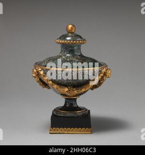 Vase mit Deckel 1769–80 Wedgwood und Bentley. Vase mit Deckel. Großbritannien, Etruria, Staffordshire. 1769–80. Porphyrgeschirr. Wedgwood und Bentley (British, Etruria, Staffordshire, 1769–1780). Keramik-Keramik Stockfoto