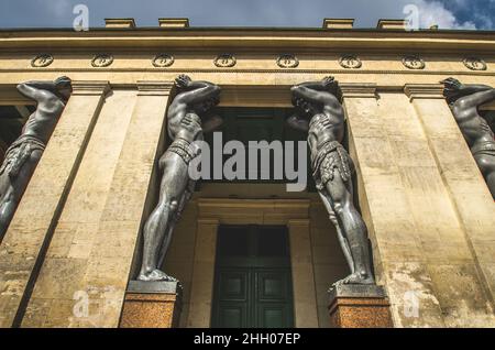 Die alten Statuen der Atlanten in St. Petersburg Stockfoto