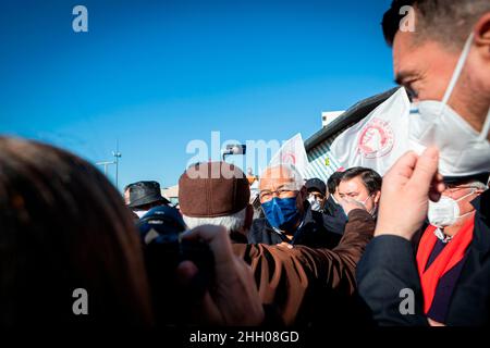 Porto, Portugal. 22nd Januar 2022. António Costa begrüßt einen älteren Mann während der Kundgebung.Straßenkundgebung der Sozialpartei (PS) in der Küstenstraße von Espinho mit António Costa und Pedro Nuno Santos. Kredit: SOPA Images Limited/Alamy Live Nachrichten Stockfoto