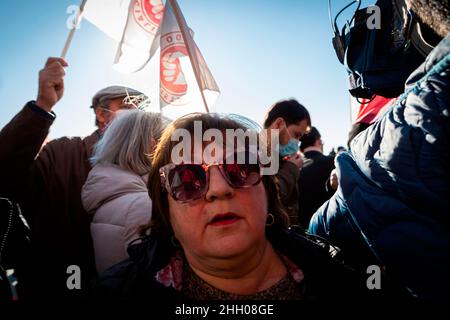 Porto, Portugal. 22nd Januar 2022. Eine Frau, die an der Straßenkundgebung teilnahm.Straßenkundgebung der Sozialpartei (PS) in der Küstenstraße von Espinho mit António Costa und Pedro Nuno Santos. Kredit: SOPA Images Limited/Alamy Live Nachrichten Stockfoto