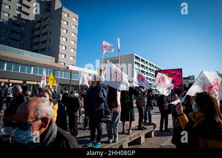 Porto, Portugal. 22nd Januar 2022. Die Menschen sahen während der Kundgebung winkende Flaggen.Straßenkomgebung der Sozialpartei (PS) in der Küstenstraße von Espinho mit António Costa und Pedro Nuno Santos. Kredit: SOPA Images Limited/Alamy Live Nachrichten Stockfoto