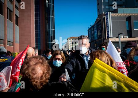 Porto, Portugal. 22nd Januar 2022. Pedro Nuno Santos begrüßt die Menschen während der Kundgebung.Straßenkundgebung der Sozialpartei (PS) in der Küstenstraße von Espinho mit António Costa und Pedro Nuno Santos. Kredit: SOPA Images Limited/Alamy Live Nachrichten Stockfoto