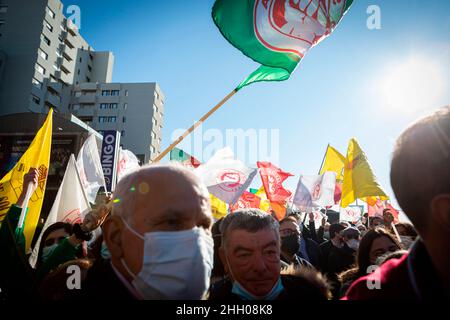 Porto, Portugal. 22nd Januar 2022. Die Menschen sahen während der Kundgebung winkende Flaggen.Straßenkomgebung der Sozialpartei (PS) in der Küstenstraße von Espinho mit António Costa und Pedro Nuno Santos. Kredit: SOPA Images Limited/Alamy Live Nachrichten Stockfoto