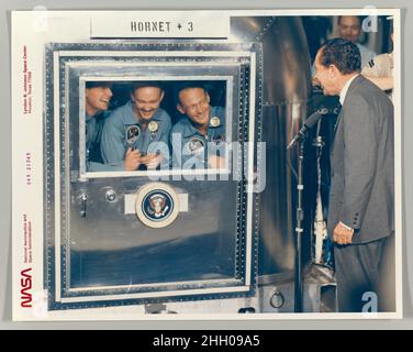 [Präsident Richard M. Nixon begrüßt die Apollo 11-Astronauten an Bord des Recovery Ship USS Hornet] 1969 National Aeronautics and Space Administration (NASA). [Präsident Richard M. Nixon begrüßt die Apollo 11-Astronauten an Bord des Wiederherstellungsschiffs USS Hornet]. 1969. Chromogener Druck. National Aeronautics and Space Administration (NASA). Fotos Stockfoto