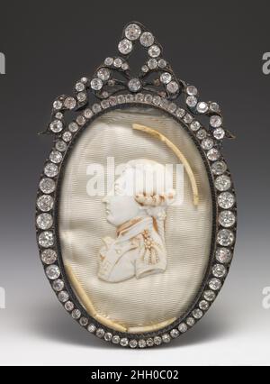 Marie-Joseph Paul Yves Roch Gilbert du Motier, Marquis de Lafayette (1757–1834) Französisch des 18th. Jahrhunderts. Marie-Joseph Paul Yves Roch Gilbert du Motier, Marquis de Lafayette (1757–1834). Französisch. 18th Jahrhundert. Büste: Elfenbein; Hintergrund: Weiße Moiré-Seide; Rahmen: Silber mit 90 Brillanten. Skulptur-Miniatur Stockfoto