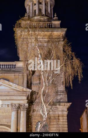 Silberbirke und Allerheiligen-Kirche am frühen Morgen im januar. Oxford, Oxfordshire, England Stockfoto