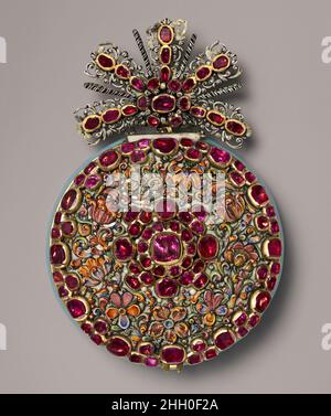 Sehen Sie sich ca. 1670 Uhrmacher: Nicolaus Rugendas der jüngere Rugendas war Mitglied einer prominenten Familie von Uhren- und Sonnenuhren-Herstellern in Augsburg. Diese Uhr ist seit langem bekannt als die große Rubinuhr für ihre fünfundachtzig klaren Rubinen. Der Einband ist ein schönes Beispiel für den florigen Stil der Augsburger Goldschmiede, der zwischen 1660 und 1680 in Mode war. Die Emaille des Innendeckels und des Zifferblatts sind ebenso schöne Beispiele für Augsburger Arbeiten. Sehen Sie. Deutsch, Augsburg. Ca. 1670. Gehäuse und Zifferblatt: Bemalte und erhöhte Emaille auf Gold, besetzt mit Edelsteinen (Rubinen), mit einer einzigen Hand; Uhrwerk: Vergoldetes Messing und Stockfoto