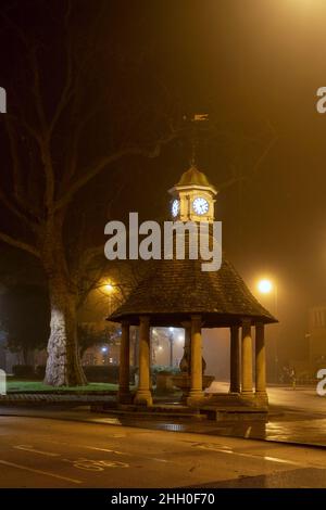 Victoria-Brunnen auf dem Plain-Kreisverkehr im frühen Morgennebel im januar. Oxford, Oxfordshire, England Stockfoto