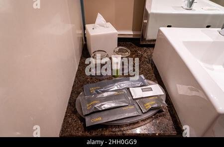 Eine Reihe von Toilettenartikeln auf einer Granitarbeitsfläche. Stockfoto