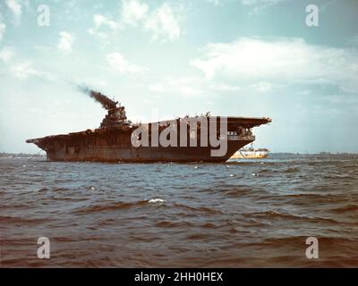 Der beschädigte Flugzeugträger USS Franklin in New York. Sie wurde beschädigt, nachdem sie am 19th. März 1945 von japanischen Bomben getroffen wurde Stockfoto