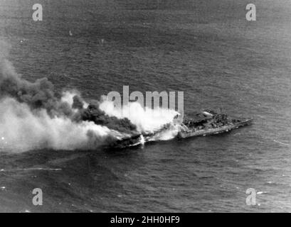 Der Flugzeugträger USS Franklin brennt, nachdem er am 19th. März 1945 von japanischen Bomben getroffen wurde, wobei die USS Santa Fe daneben steht Stockfoto