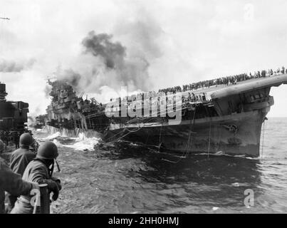 Der Flugzeugträger USS Franklin Listing, nachdem er von japanischen Bomben am 19th. März 1945 getroffen wurde Stockfoto