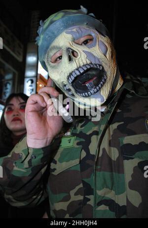 31 Okt 2003 Südkorea - Seoul Young People Zombie Kostüm und Marching Street auf Halloween-Veranstaltung in Seoul, Südkorea. Stockfoto