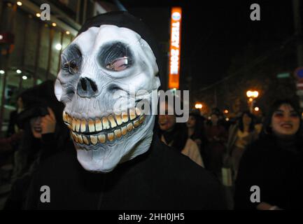 31 Okt 2003 Südkorea - Seoul Young People Zombie Kostüm und Marching Street auf Halloween-Veranstaltung in Seoul, Südkorea. Stockfoto