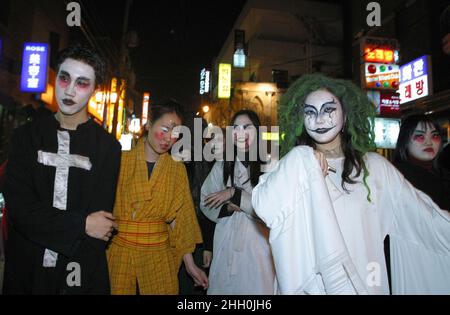 31 Okt 2003 Südkorea - Seoul Young People Zombie Kostüm und Marching Street auf Halloween-Veranstaltung in Seoul, Südkorea. Stockfoto