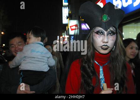 31 Okt 2003 Südkorea - Seoul Young People Zombie Kostüm und Marching Street auf Halloween-Veranstaltung in Seoul, Südkorea. Stockfoto