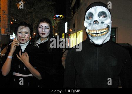 31 Okt 2003 Südkorea - Seoul Young People Zombie Kostüm und Marching Street auf Halloween-Veranstaltung in Seoul, Südkorea. Stockfoto