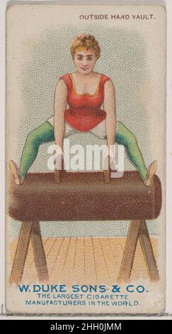 Outside Hand Vault, aus der Gymnastic Exercises-Serie (N77) für Zigaretten der Marke Duke 1887, herausgegeben von W. Duke, Sons & Co. American Trade Cards aus der Serie „Gymnastic Exercises“ (N77), die 25 in einem Satz von 1887 Karten ausgegeben wurden, um Zigaretten der Marke W. Duke Sons & Co. Zu bewerben. Es gibt zwei Versionen der Serie. Alle Bilder sind gleich, aber der gedruckte Text ist in einem Satz blau und in dem anderen braun. Outside Hand Vault, aus der Serie Gymnastic Exercises (N77) für Zigaretten der Marke Duke. 1887. Kommerzielle Farblithographie. Herausgegeben von W. Duke, Sons & Co. (New York und Durham, N.C.) Stockfoto