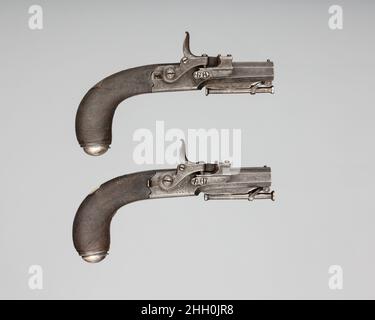 Paar der Gleitschirmkolbenpistolen des dritten Modells des Forsyth-Lackes ca. 1828 Alexander John Forsyth der Reverend Alexander Forsyth, ein schottischer Geistlicher und außergewöhnlich kreativer Gunmaker und Amateurchemiker, erfand und patentierte 1807 das erste Schlagzeugschloss. Das Schlagwerk war die bedeutendste Erfindung seit dem Feuerschloss und ein Vorläufer der modernen Zentralfeuerpatrone. Als Mittel zur Zündung verwendeten Schlagmechanismen eine hochbrennbare chemische Verbindung namens Fulminat, die schneller brennt als Schießpulver, wenn sie mit Gewalt getroffen wird. Forsyth entwickelte sich kontinuierlich weiter Stockfoto
