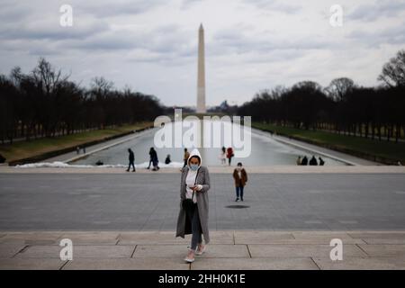 Peking, USA. 17th Januar 2022. Menschen besuchen die National Mall in Washington, DC, USA, 17. Januar 2022. Kredit: Ting Shen/Xinhua/Alamy Live Nachrichten Stockfoto