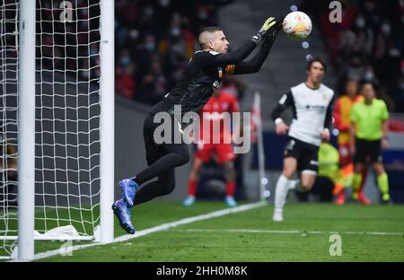 Madrid, Spanien. 22nd Januar 2021. Valencias Torwart Jaume Domenech rettet ein Tor während eines Fußballspiels der spanischen 1. Liga zwischen Atletico de Madrid und Valencia CF in Madrid, Spanien, am 22. Januar 2021. Kredit: Gustavo Valiente/Xinhua/Alamy Live Nachrichten Stockfoto