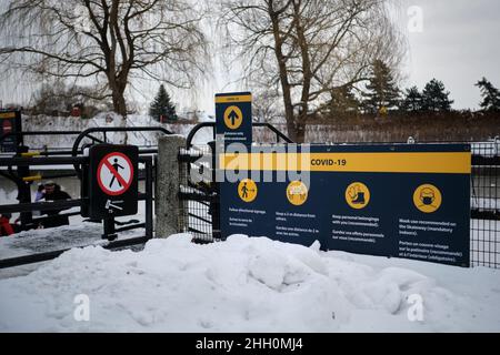 Ottawa, Ontario, Kanada - 22. Januar 2022: Ein NCC-Schild mit COVID-19-Regeln für den Rideau Canal Skateway ist auf der Patterson Creek Stairs l ausgehängt Stockfoto