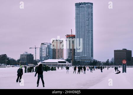 Ottawa, Ontario, Kanada - 22. Januar 2022: Eisläufer genießen den Rideau Canal Skateway am Dow's Lake. Stockfoto