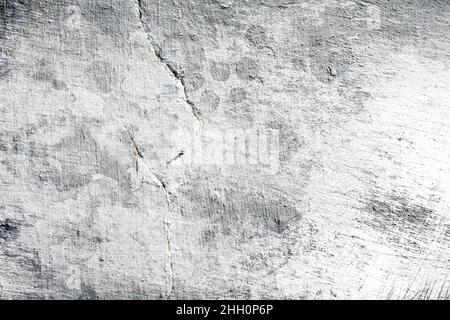 Fragment einer weiß getünchten Wand mit Beschädigungen, texturierter Hintergrund. Stockfoto
