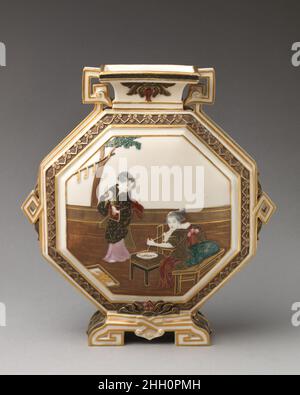 Achteckige Vase mit Szenen aus der Geschichte der Seidenraupe Ca. 1873 James Hadley nach dem Ende des Fluges, dem Besitz von Barr & Barr an der Fabrik in Worcester im Jahr 1840, durchlief das Unternehmen eine Reihe von Eigentümern und Fusionen, bevor es 1852 in den Besitz von Kerr & Binns fiel. Während der Partnerschaft versuchte die Fabrik, ihren früheren Ruf in Porzellan aus dem 18. Jahrhundert wiederherzustellen und für Renaissance-inspirierte Designs bekannt zu sein. Mit der Gründung der Royal Worcester Porcelain Company im Jahr 1862 gewann das Unternehmen allmählich Anerkennung für seine japanisch inspirierten Designs, die Teil o bildeten Stockfoto