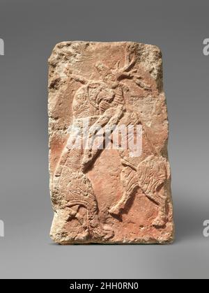 Orthostat-Relief: löwe, der einen Hirsch angreift, ca. 10th? 9th. Jahrhundert v. Chr. Hethiter das mächtige neo-assyrische Reich beeinflusste die umliegende Region kulturell wie politisch. Im Westen agierte eine Reihe kleiner, aber mächtiger aramäischer Stadtstaaten als Barriere zwischen Assyrien und der Mittelmeerküste. Diese wurden wegen ihrer dynastischen Kontinuität und ihrer Beziehung zu den vorhergehenden Hittiten Anatoliens Neo-hethitische Stadtstaaten genannt. Diese rivalisierenden Staaten wurden durch militärische Eroberung allmählich unter die Kontrolle des neo-assyrischen Reiches gebracht.Steinplatten, die in flaches Relief geschnitzt wurden, hatten traditionell d Stockfoto