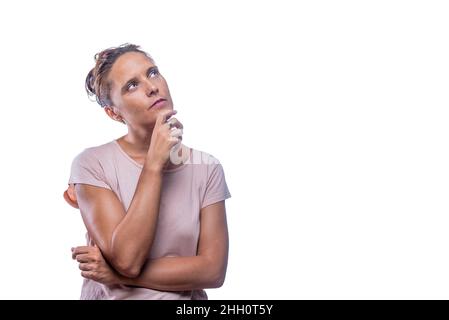 Eine nachdenkliche Frau, die auf einem weißen Hintergrund aufsteht Stockfoto