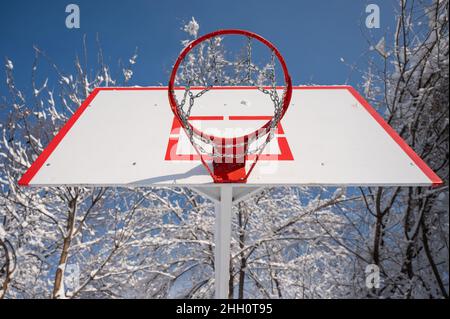 Basketballkorb im Schnee im Winter. Stockfoto