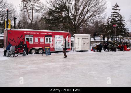 Ottawa, Ontario, Kanada - 22. Januar 2022: Die 5th Avenue Location für Capital Skates dient Kunden, die Schlittschuhe und ein Eistrike auf der RID mieten Stockfoto