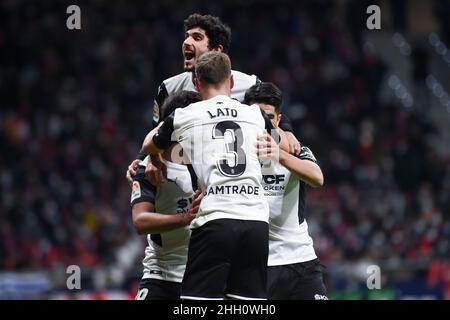 Madrid, Spanien. 22nd Januar 2021. Die Spieler Valencias feiern ein Tor während eines Fußballspiels der spanischen 1. Liga zwischen Atletico de Madrid und Valencia CF in Madrid, Spanien, am 22. Januar 2021. Kredit: Gustavo Valiente/Xinhua/Alamy Live Nachrichten Stockfoto