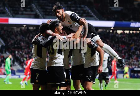 Madrid, Spanien. 22nd Januar 2021. Die Spieler Valencias feiern ein Tor während eines Fußballspiels der spanischen 1. Liga zwischen Atletico de Madrid und Valencia CF in Madrid, Spanien, am 22. Januar 2021. Kredit: Gustavo Valiente/Xinhua/Alamy Live Nachrichten Stockfoto